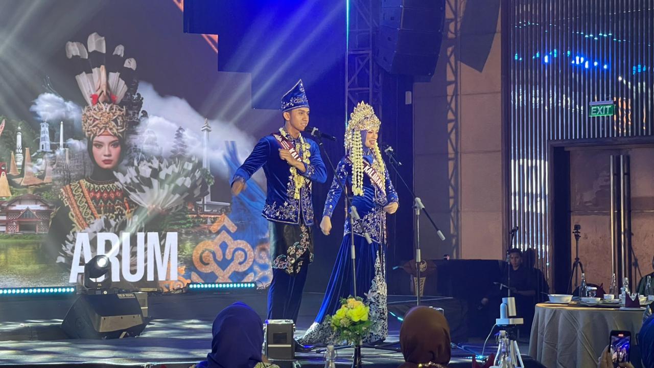 KHAS BALIKPAPAN: Pasangan dari Kaltim, Muhammad Fadil dan Dwie Arum Meynina mempresentasikan pakaian pengantin khas Kota Balikpapan bernama Tuntung Pandang.