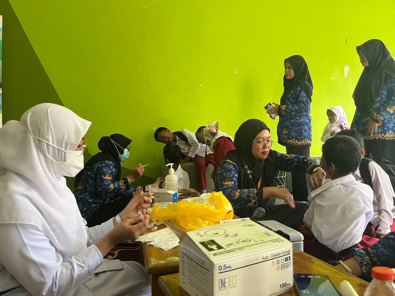 TIDAK TAKUT SUNTIKAN: Sejumlah anak usia sekolah di Sanggar Kegiatan Belajar (SKB) Balikpapan Selatan Telaga Sari menjalani proses imunasi.