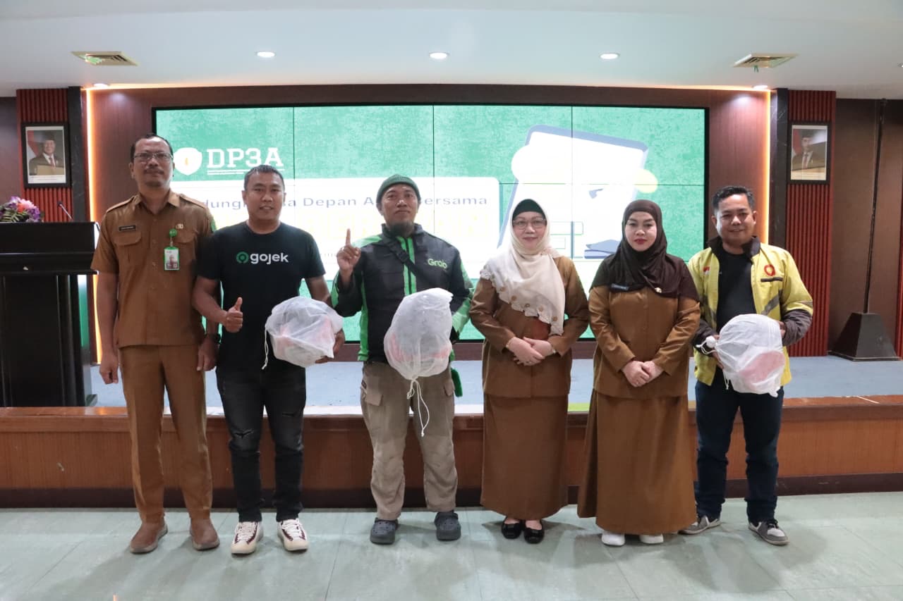 Kepala DP3A Kaltim Noryani Sorayalita (ketiga kanan) saat OJOL BERLIAN di Samarinda, membangun pemahaman pengemudi ojol tentang pentingnya terapkan layanan ramah anak.