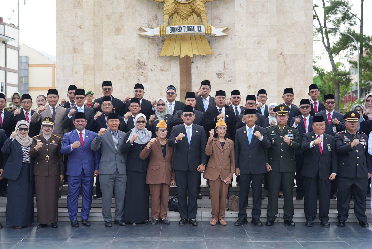 Seno Aji bersama FKPD Kaltim dan para veteran setelah upacara peringatan Hari Pahlawan 2025. (FOTO ADI SUSENO/ADPIMPROV KALTIM)