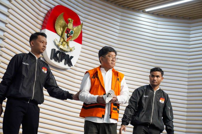 : Rudy Ong Chandra saat diumumkan KPK sebagai tersangka Agustus 2025. Kasus suap yang menyeret pengusaha itu mulai disidangkan kemarin (10/11) secara daring di Pengadilan Tipikor Samarinda. (KPK RI)