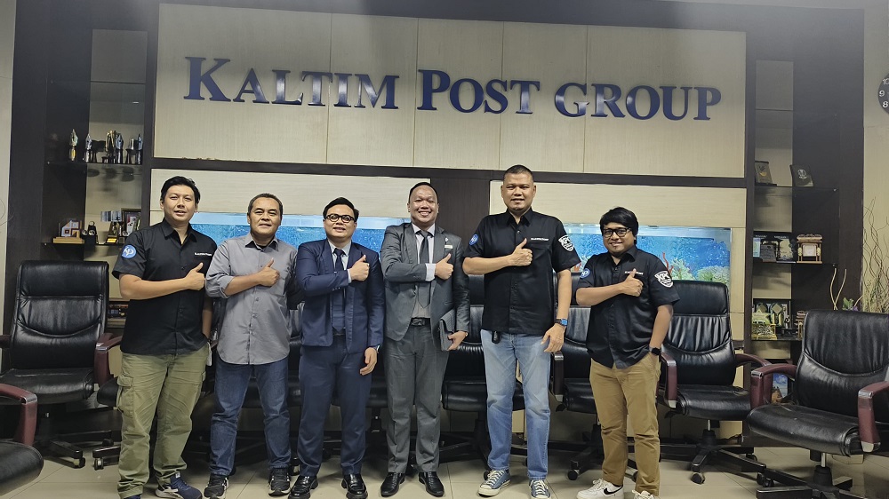SILATURAHMI: Division of Sales & Marketing Fugo Hotel Hengky FS (tengah) bersama Sales Executive Gerrardo Ghun G bertandang ke Gedung Biru Kaltim Post, Senin (10/11).