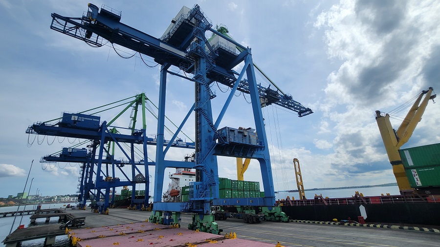 LEBIH BERSIH: Setelah melakukan elektifikasi pada crane mereka, operasional PT KKT kini jauh lebih tenang tanpa kebisingan mesin genset dan minim dari polusi udara.
