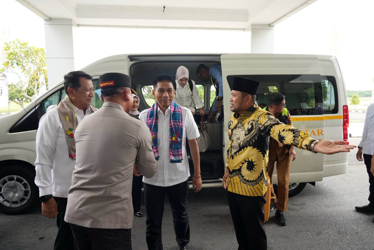 Rudy Mas&rsquo;ud menyambut kedatangan Komisi II DPR RI dan para gubernur se-Indonesia di Bandara VIP SAMS Sepinggan, Balikpapan, Senin (10/11). (FOTO HUDAIS TP/ADPIMPROV KALTIM)