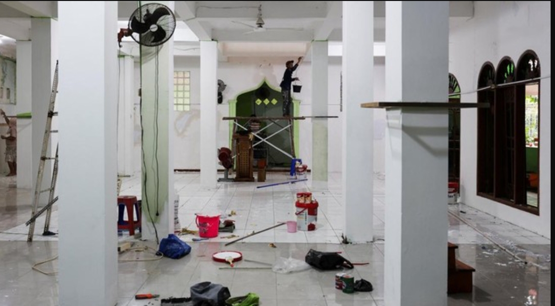 Pekerja melakukan pembersihan dan perbaikan di area masjid SMAN 72 Jakarta, Kelapa Gading, pasca ledakan yang terjadi saat Salat Jumat, Jumat (7/11). (FOTO: IST)