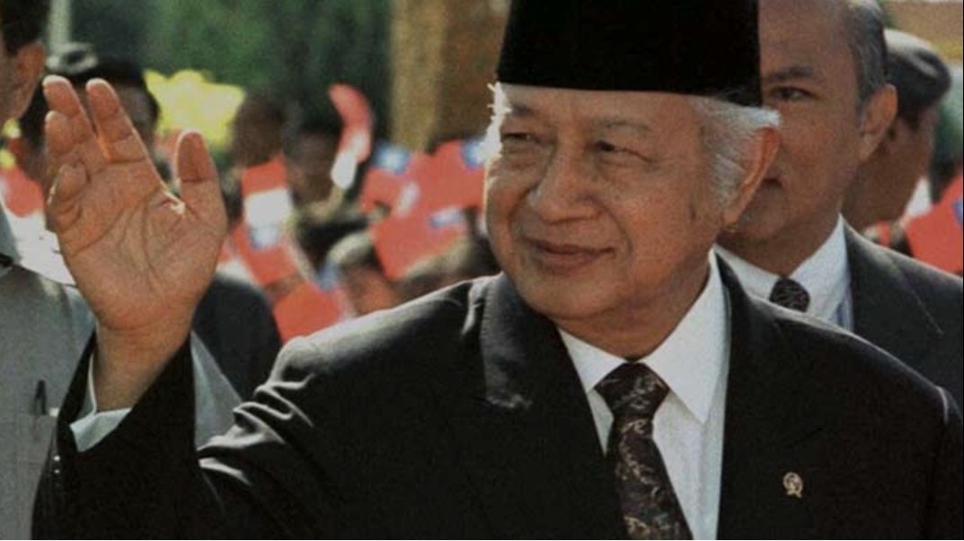 Presiden Soeharto diberi gelar pahlawan Nasional.
