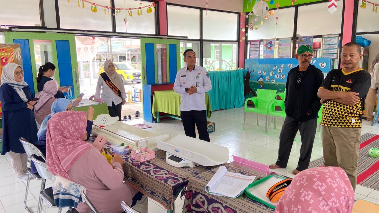 PENDATAAN: Kader Posyandu Kelurahan Gunung Elai menimbang balita selama operasi timbang serentak jilid kedua digalakkan.