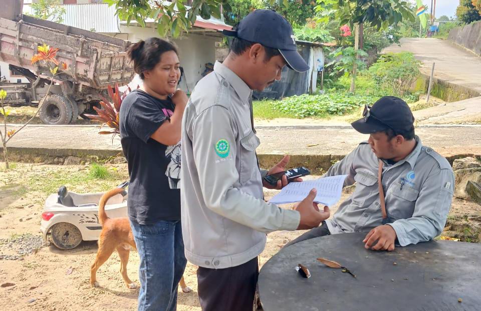 SURVEI: Petugas melakukan pendataan kepada calon pelanggan jargas yang diajukan Pemkot Bontang untuk mendapatkan bantuan pemasangan jaringan secara gratis dari pemerintah pusat.