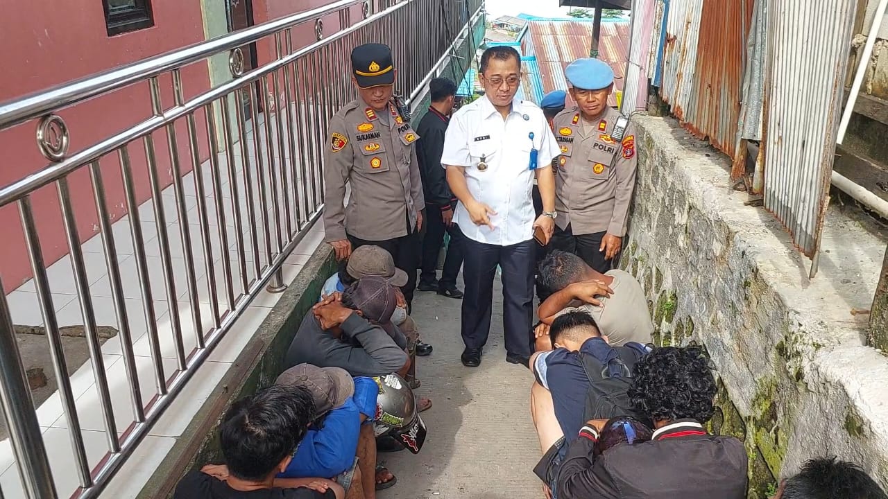 OPERASI: Petugas BNN Balikpapan menggelar operasi pemulihan kawasan rawan narkoba di wilayah Gunung Bugis, Balikpapan Barat belum lama ini.