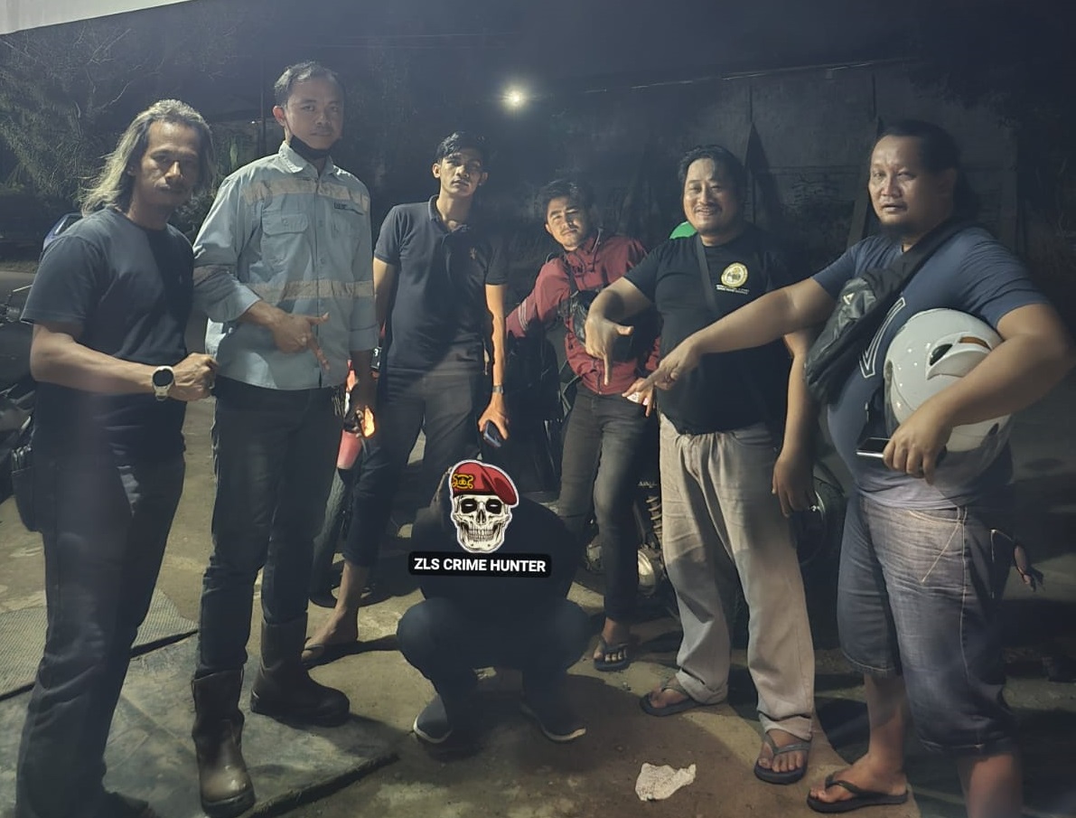 TAK BERKUTIK: Tim Unit Reskrim Polsek Loa Janan mengamankan tersangka A (jongkok, tengah) terkait kasus penyalahgunaan narkotika jenis sabu di Jalan Gerbang Dayaku, Loa Duri Ulu, Loa Janan, Kukar.