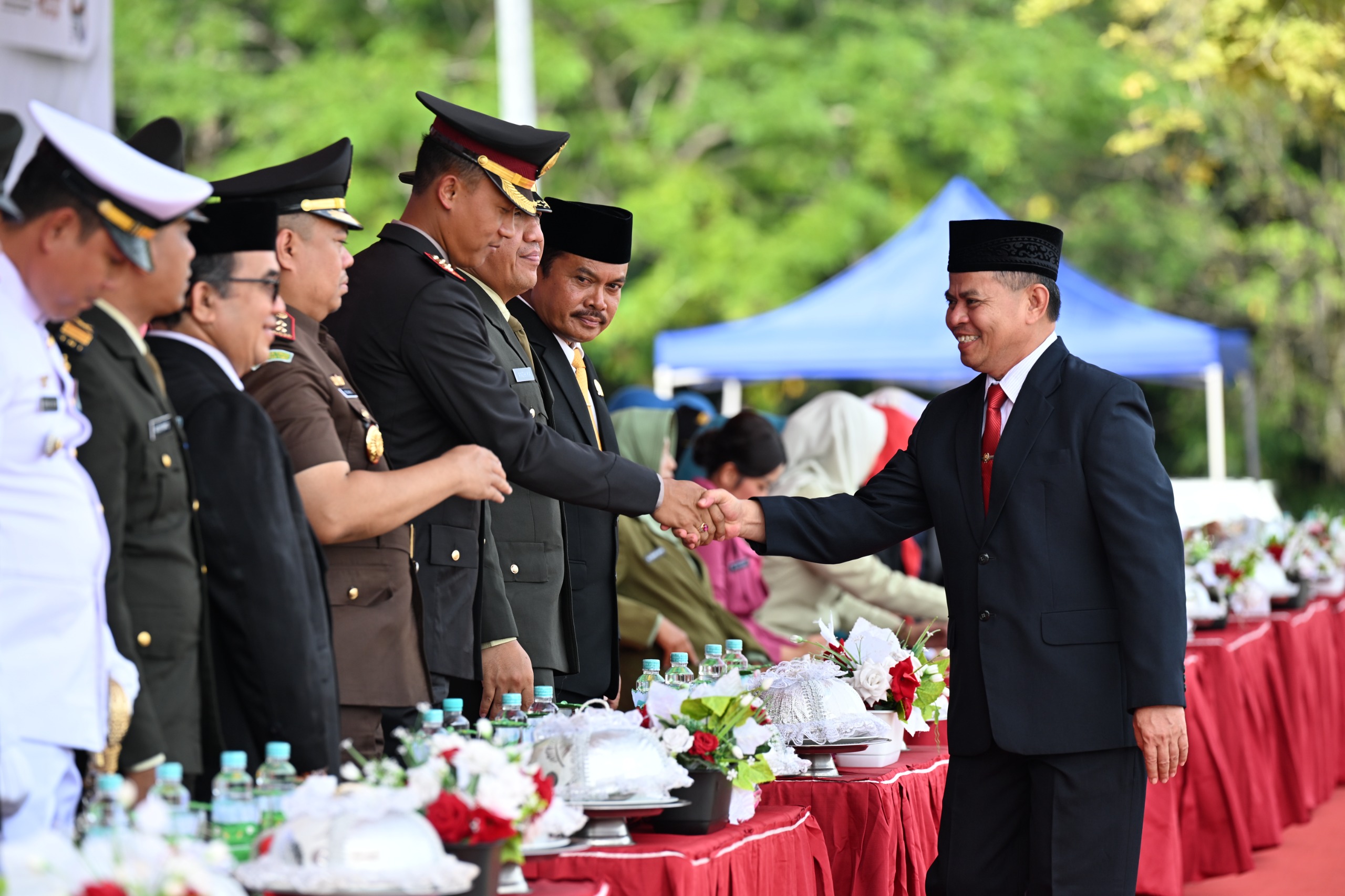 PERINGATI: Tohar menyapa jajaran Forkopimda sebelum memimpin upacara peringatan Hari Pahlawan 2025.