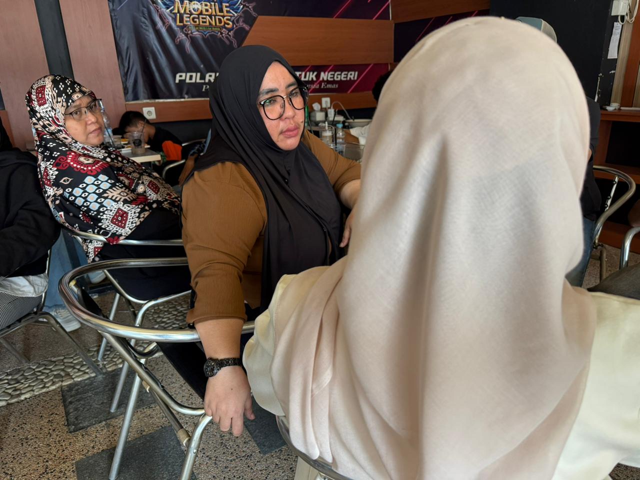 PELECEHAN: Seorang pegawai di Samarinda berinisial AL (membelakangi) mengaku jadi korban pelecehan seksual rekan kerja di instansi khusus.&nbsp;