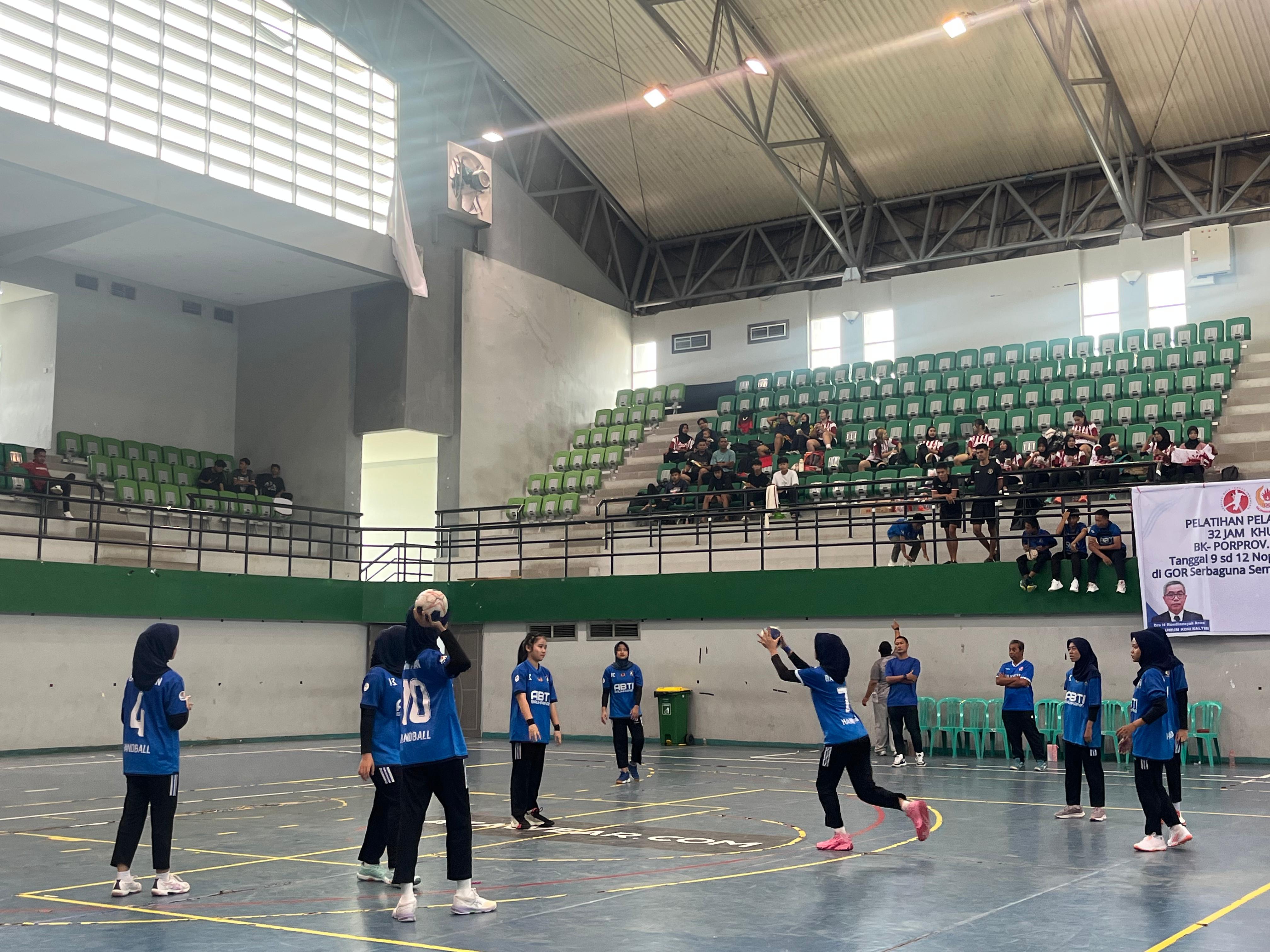 Para atlet bola tangan  melakukan pemanasan sebelum pertandingan perdana BK Porprov 2025.