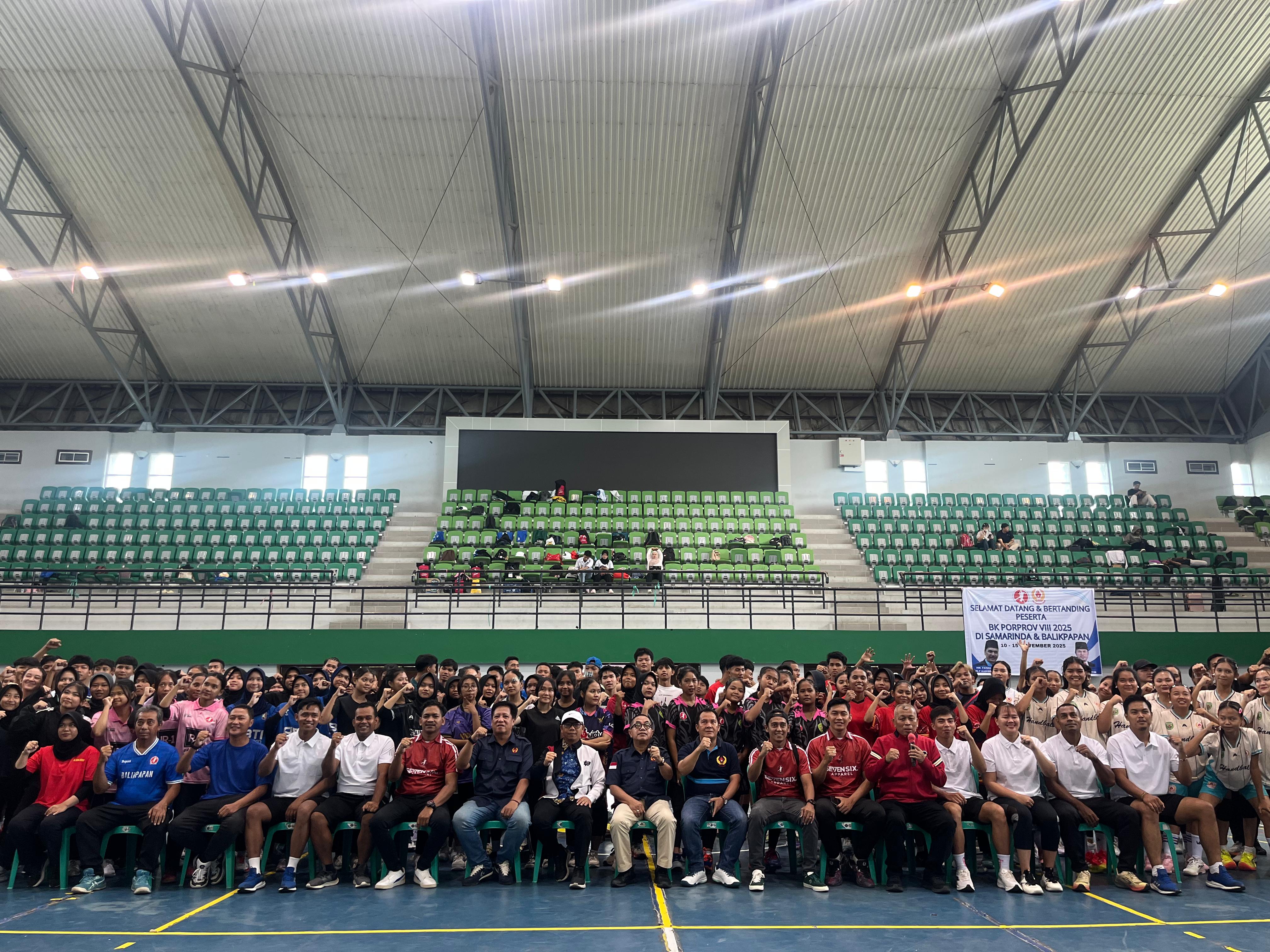 Atlet bola tangan dari 10 kabupaten/kota di Kaltim mengikuti upacara pembukaan BK Porprov di Gelora Kadrie Oening, Samarinda, Senin (10/11/2025).