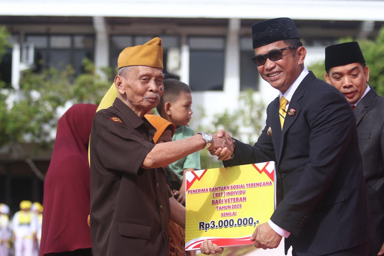 PEJUANG: Gelaran peringatan Hari Pahlawan di Halaman Balai Kota Balikpapan, Senin (10/11).