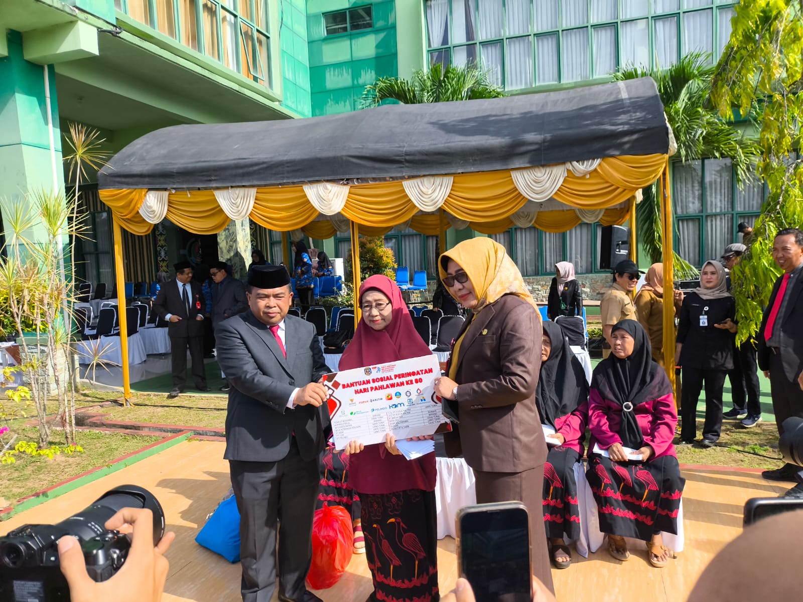 Agus Haris menyerahkan bantuan kepada istri veteran. (FOTO ADIEL KUNDHARA/KP)