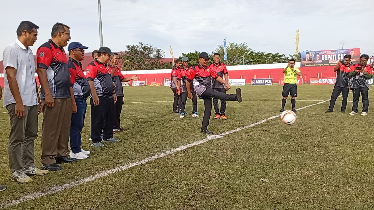 Nanang Ardani melakukan tendangan bola pertama menandai turnamen Piala Bupati 2025 dimulai. (FOTO K SUNARDI/KP)