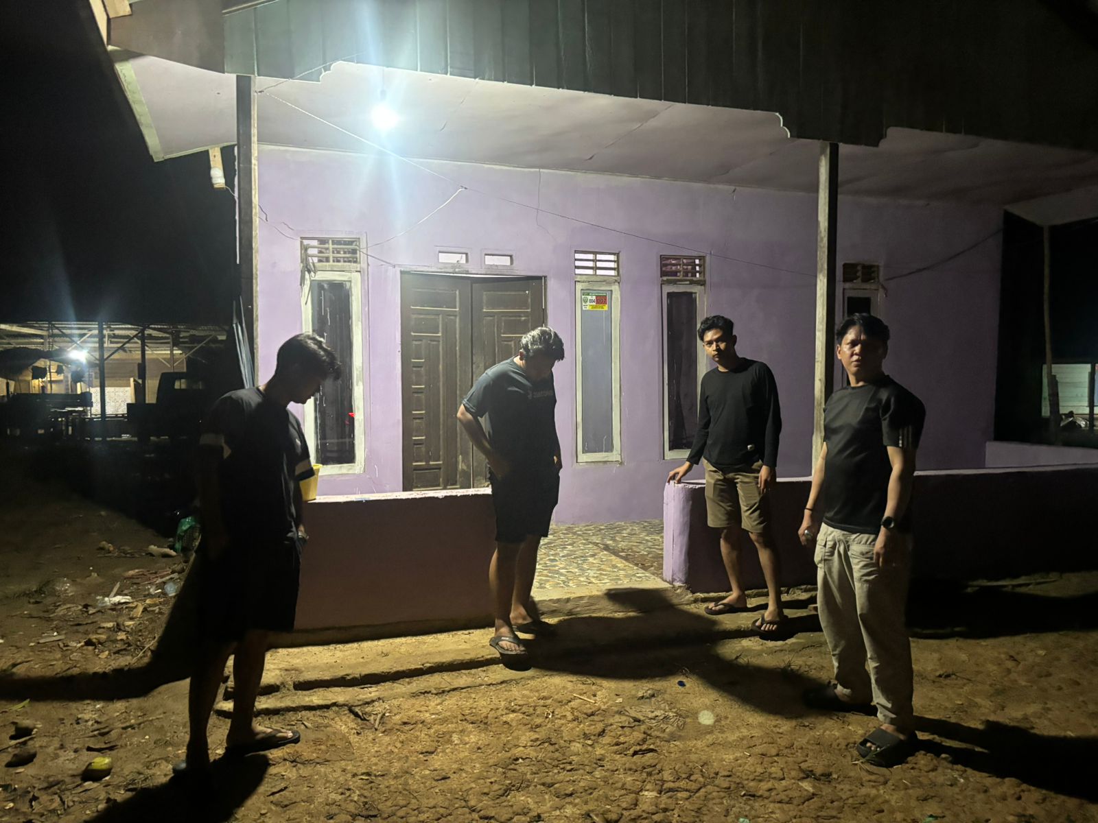 Petugas melakukan pengecekan rumah yang disebut-sebut loket narkoba di Jempang.  &nbsp;    &nbsp;