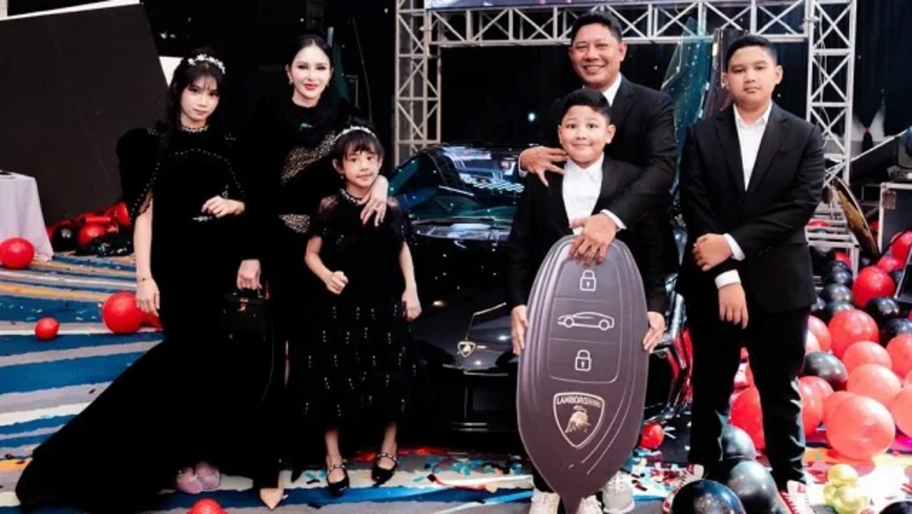 HEBOH: Bocah bernama Qansa Alrifaat Najmuddin mendapatkan hadiah mobil seharga Rp 22 miliar saat ultah ke-9 dari sang ayah.