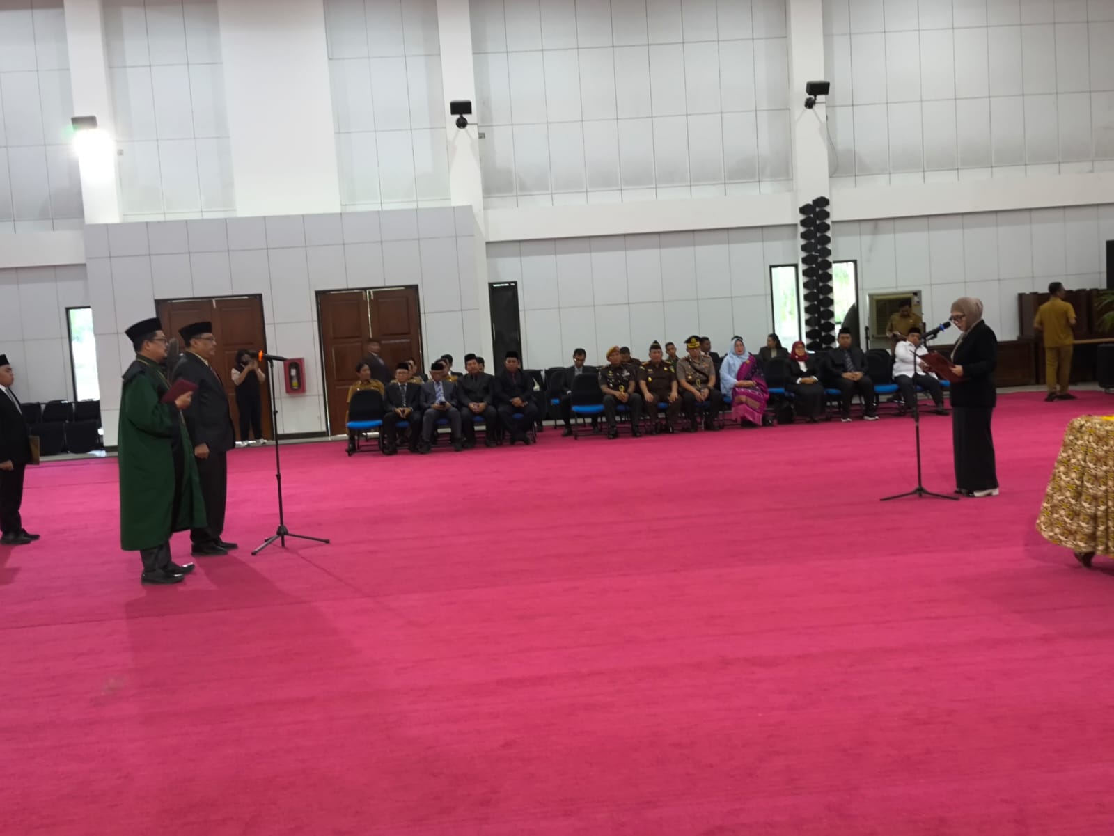 Neni Moerniaeni melantik Akhmad Soeharto menjadi pj sekkot Bontang. (FOTO ADIEL KUNDHARA/KP)
