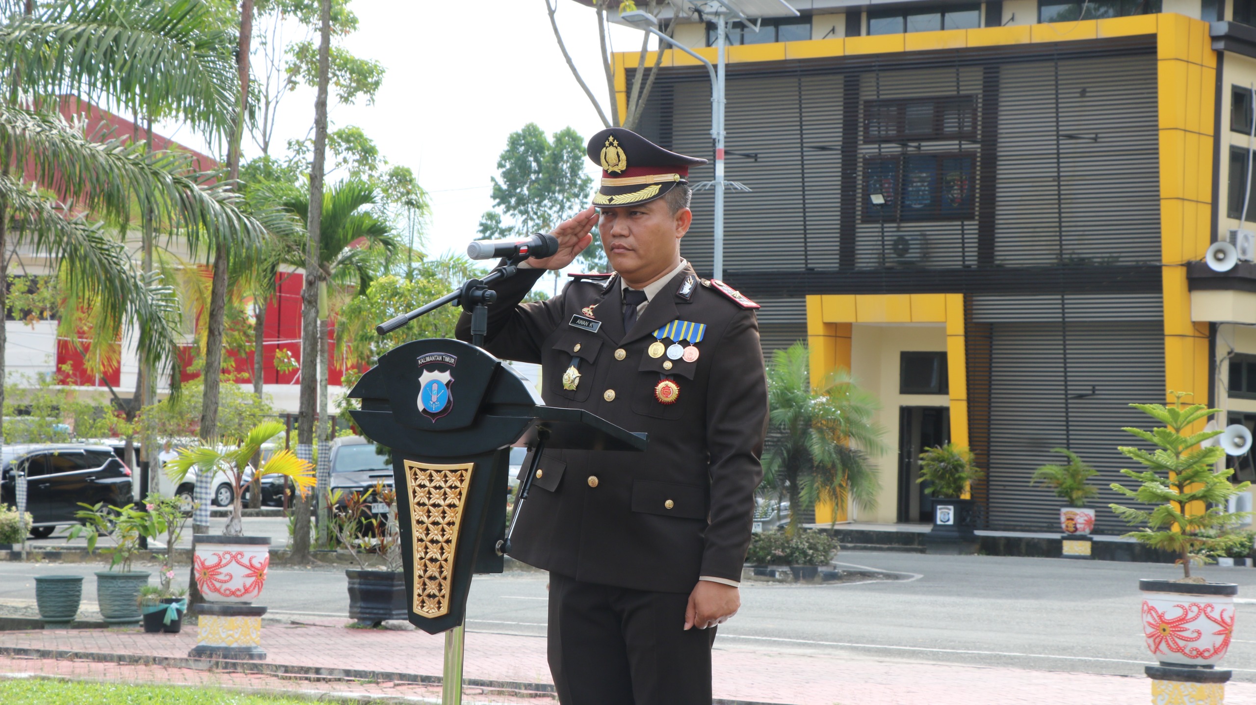 UPACARA: Wakapolres PPU, Kompol Awan Kurnianto saat memimpin upacara Hari Pahlawan 10 November 2025.