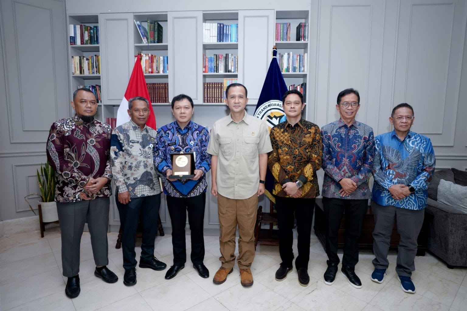 Bupati Paser dr Fahmi Fadli bertemu dengan Menteri Transmigrasi membahas sejumlah isu transmigrasi, Senin (10/11/2025).
