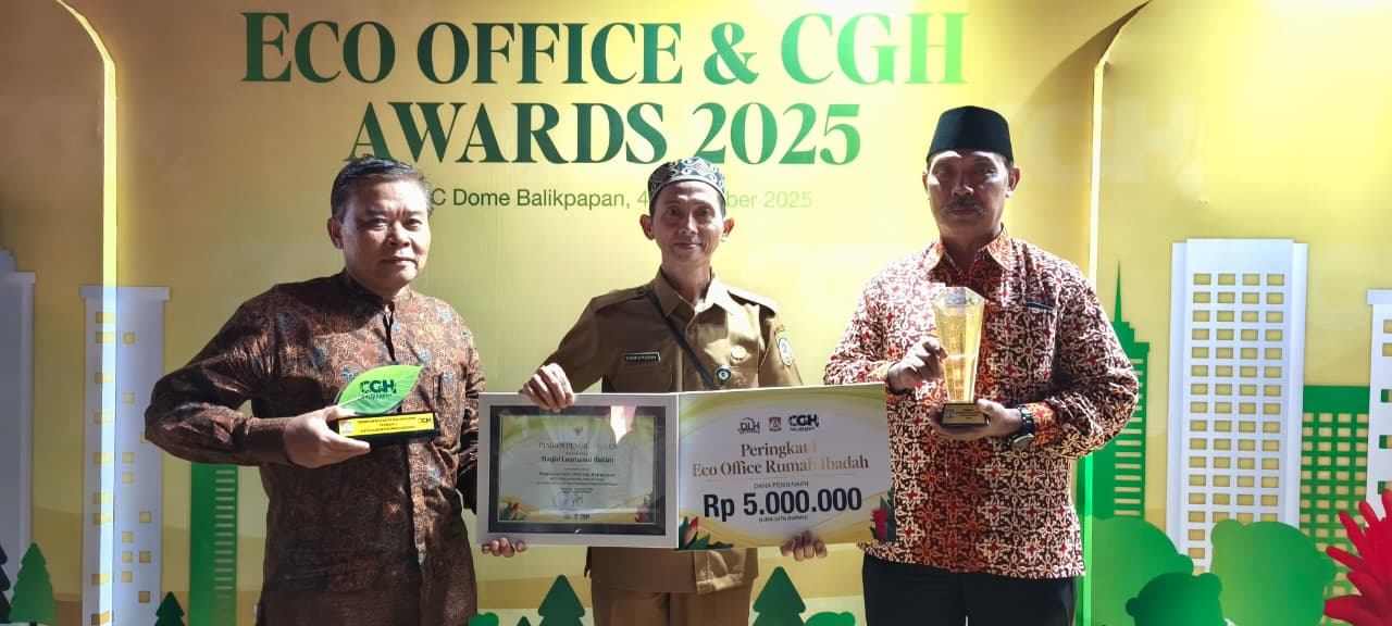 Ketua Masjid Jami Luqmanul Hakim H Khomaruddin (tengah) bersama pengurus lainnya menerima penghargaan di CGH Award Pemkot Balikpapan sebagai juara pertama Eco Office kategori Rumah Ibadah 2025.