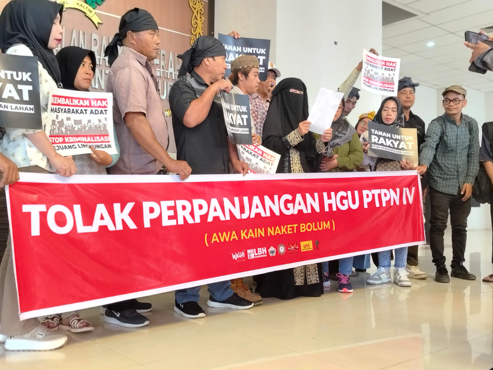 Warga empat desa di Kecamatan Long Ikis, Kabupaten Paser datang ke DPRD Kaltim menolak perpanjangan HGU PTPN, Senin (10/11/2025). (Bayu/KP)