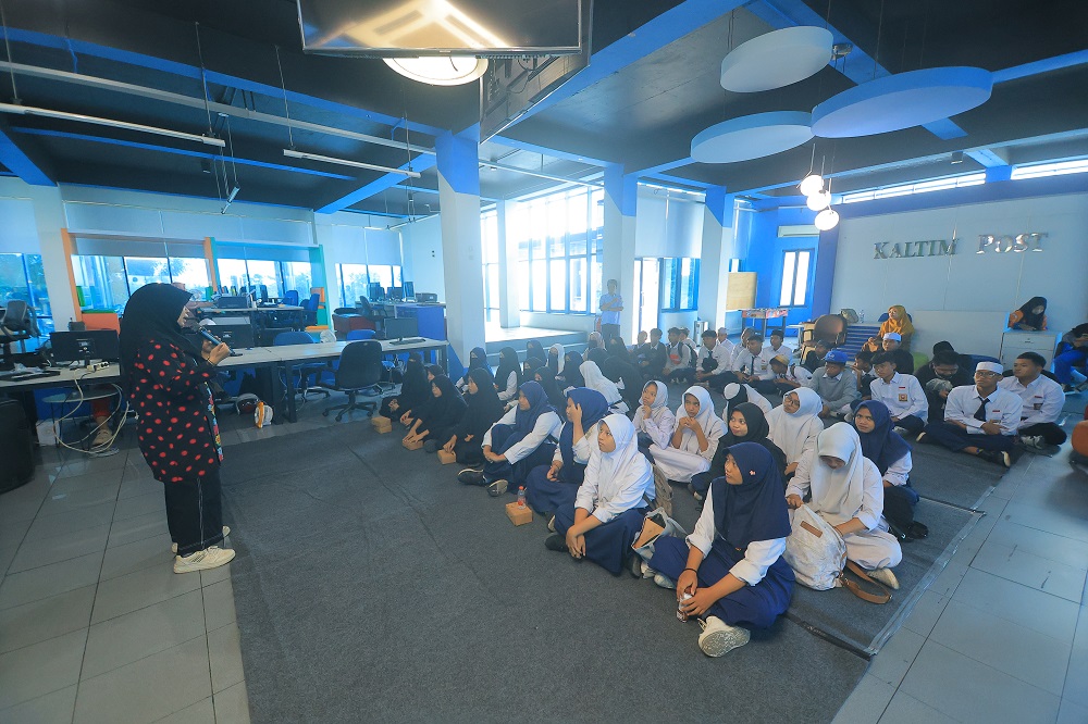 OUTING KELAS: Para siswa dari Sanggar Kegiatan Belajar (SKB) Balikpapan Barat antusias mendengarkan materi yang diberikan Ulil Mu&rsquo;awanah saat bertandang ke Gedung Biru Kaltim Post, Selasa (11/11).