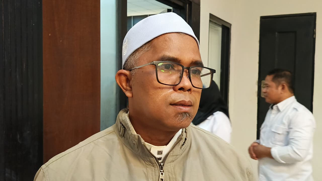 Salah satu wali murid SMA 10 Samarinda, Arif Rahman hadir dalam RDP di DPRD Kaltim, Senin (10/11).