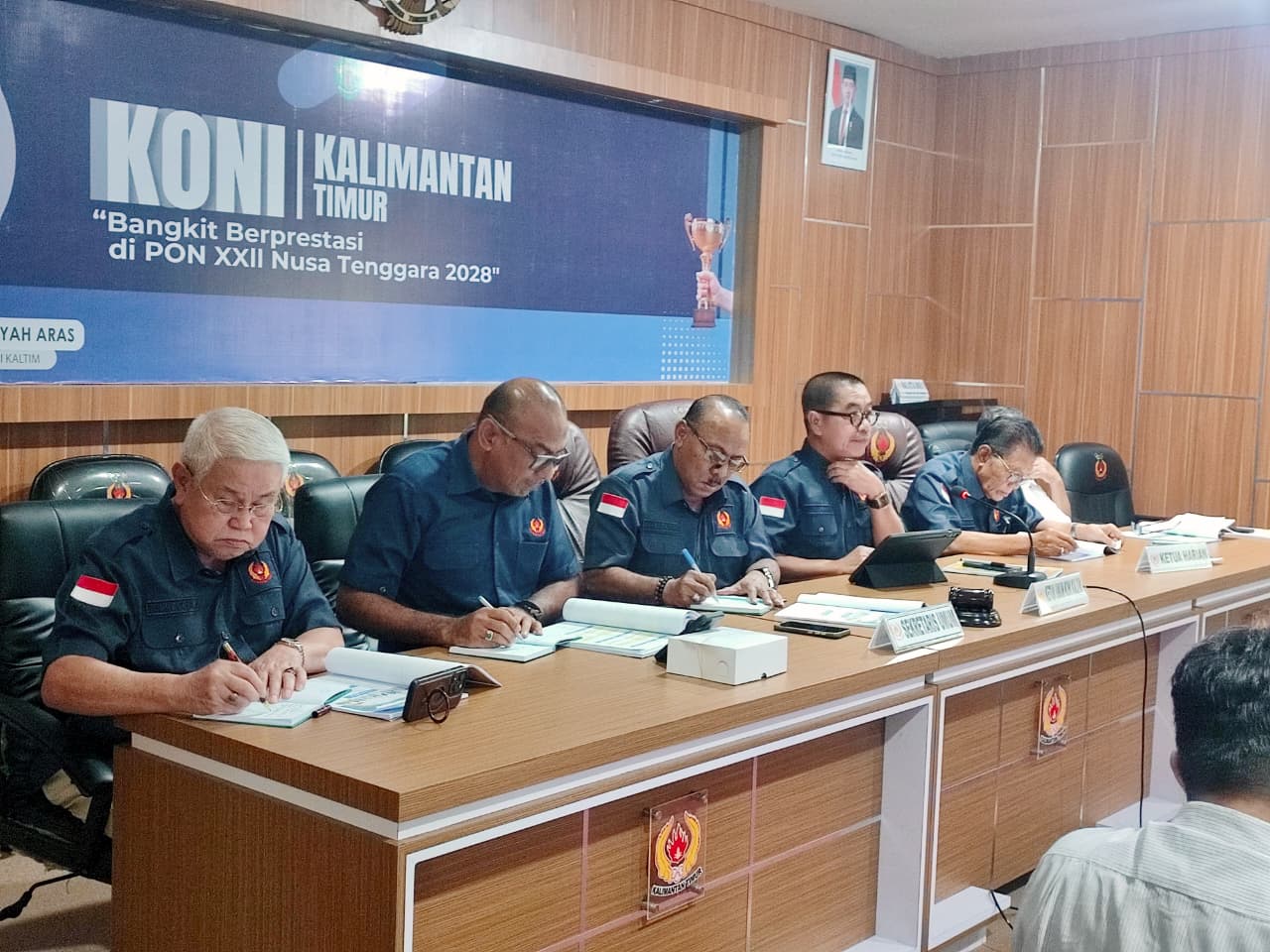SEPAKAT: Rapat koordinasi yang dipimpin Rusdiansyah Aras di kantor KONI Kaltim, Senin (10/11).
