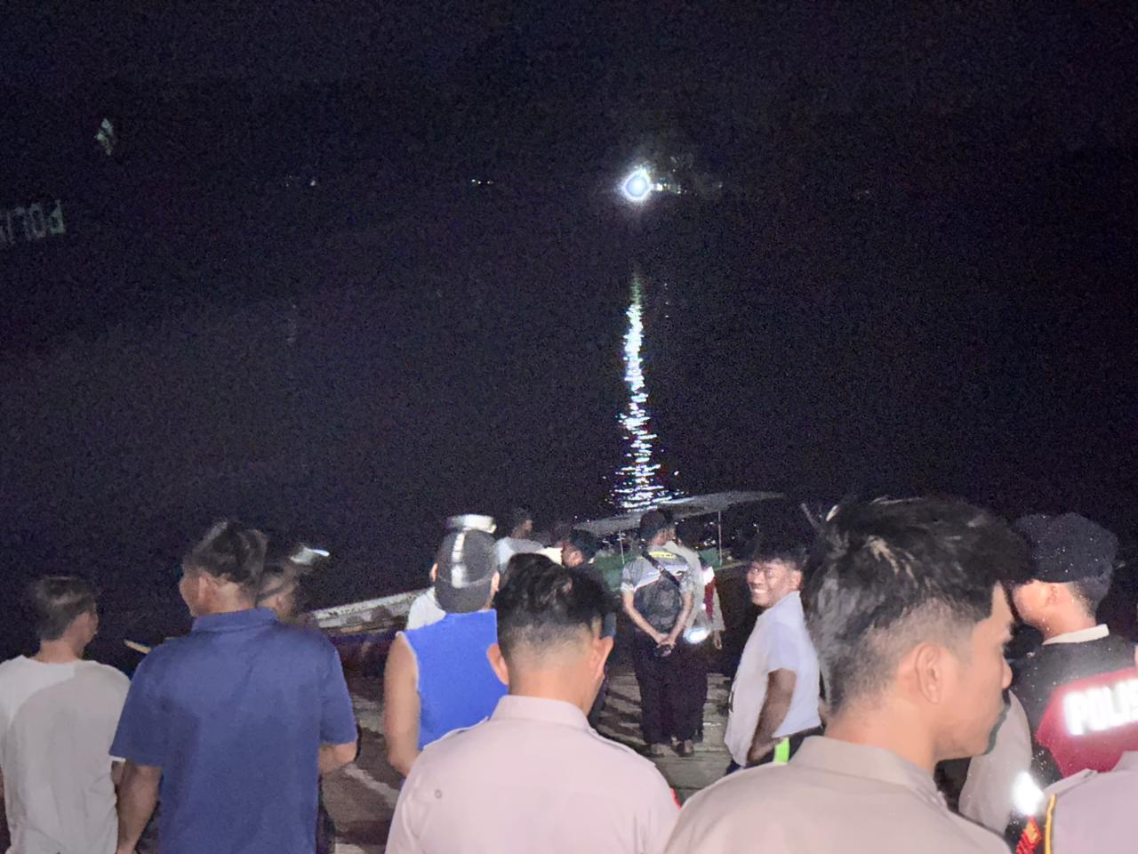 PENCARIAN: Tim gabungan dari BPBD, TNI-Polri, hingga pihak terkait berupaya pencarian korban kapal tenggelam di perairan kampung Muara Leban.