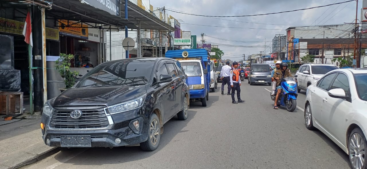 TERTIBKAN: Petugas Dishub Samarinda menindak pengguna kendaraan yang melanggar rambu lalu lintas dan parkir sembarangan di sejumlah ruas jalan dalam kegiatan pemantauan rutin, Selasa (11/11).&nbsp;