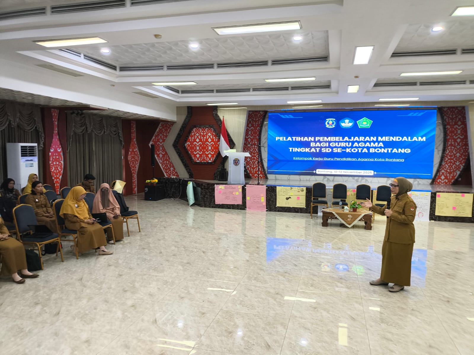 BERIKAN PESAN: Wali Kota Bontang Neni Moerniaeni memberikan pesan kepada guru agama tingkat SD di Bontang.