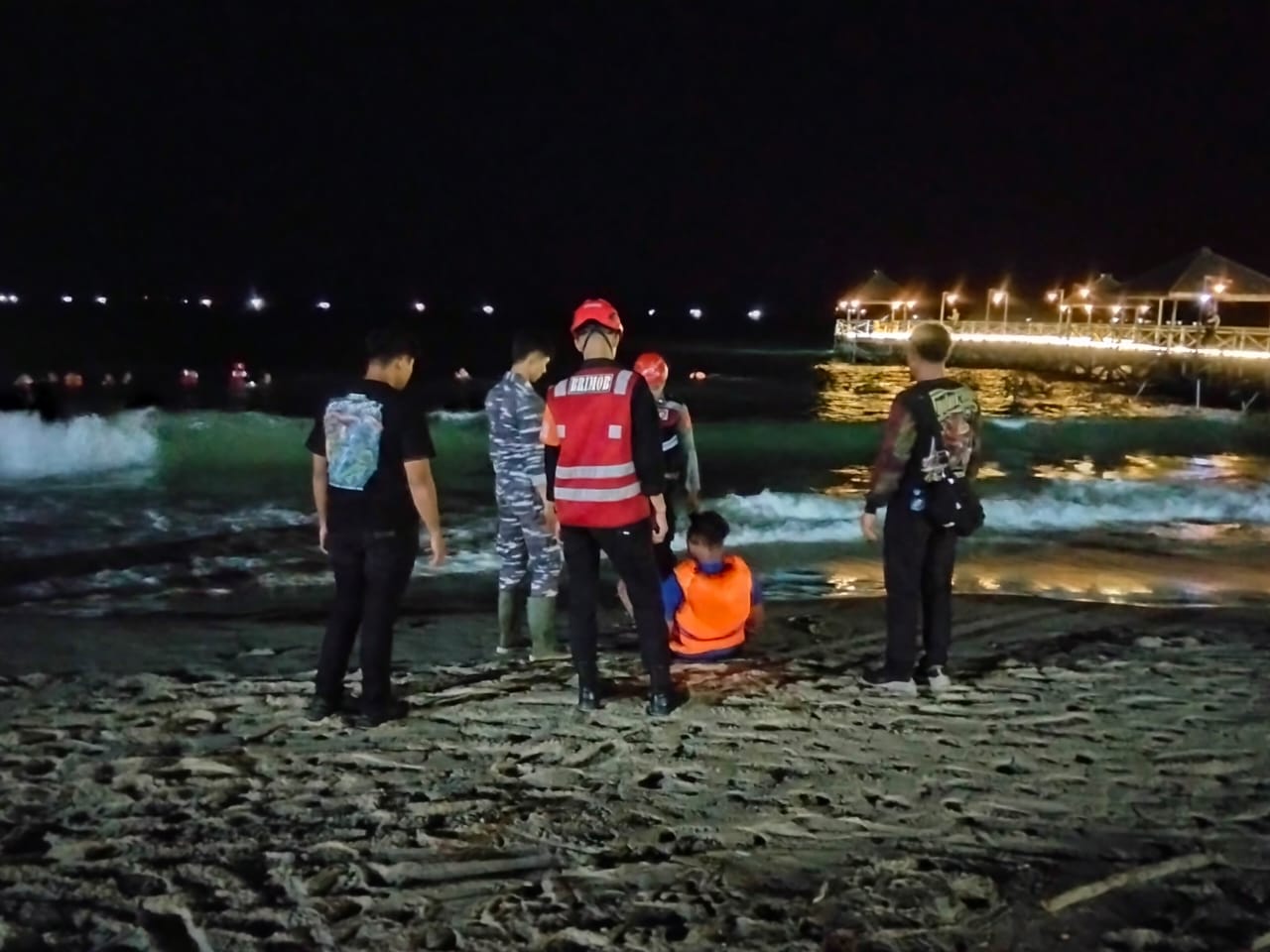 PENCARIAN: Tim gabungan melakukan pencarian korban yang diduga tenggelam di sekitar perairan Pantai Kemala Balikpapan.