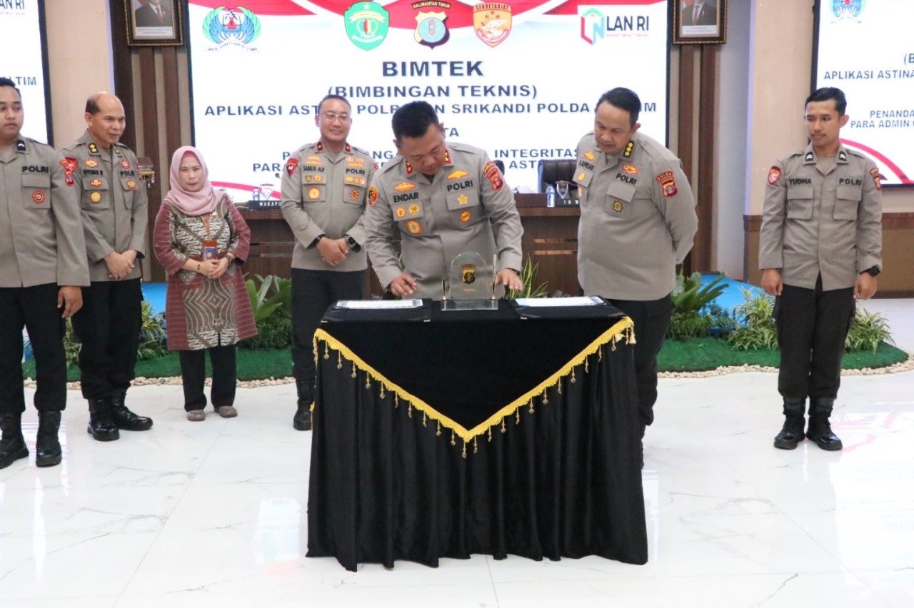 APLIKASI: Kapolda Kaltim Irjen Pol Endar Priantoro melakukan penandatanganan pakta integritas Super Admin dan Admin Level 1 Aplikasi Astina Polri Polda Kaltim.