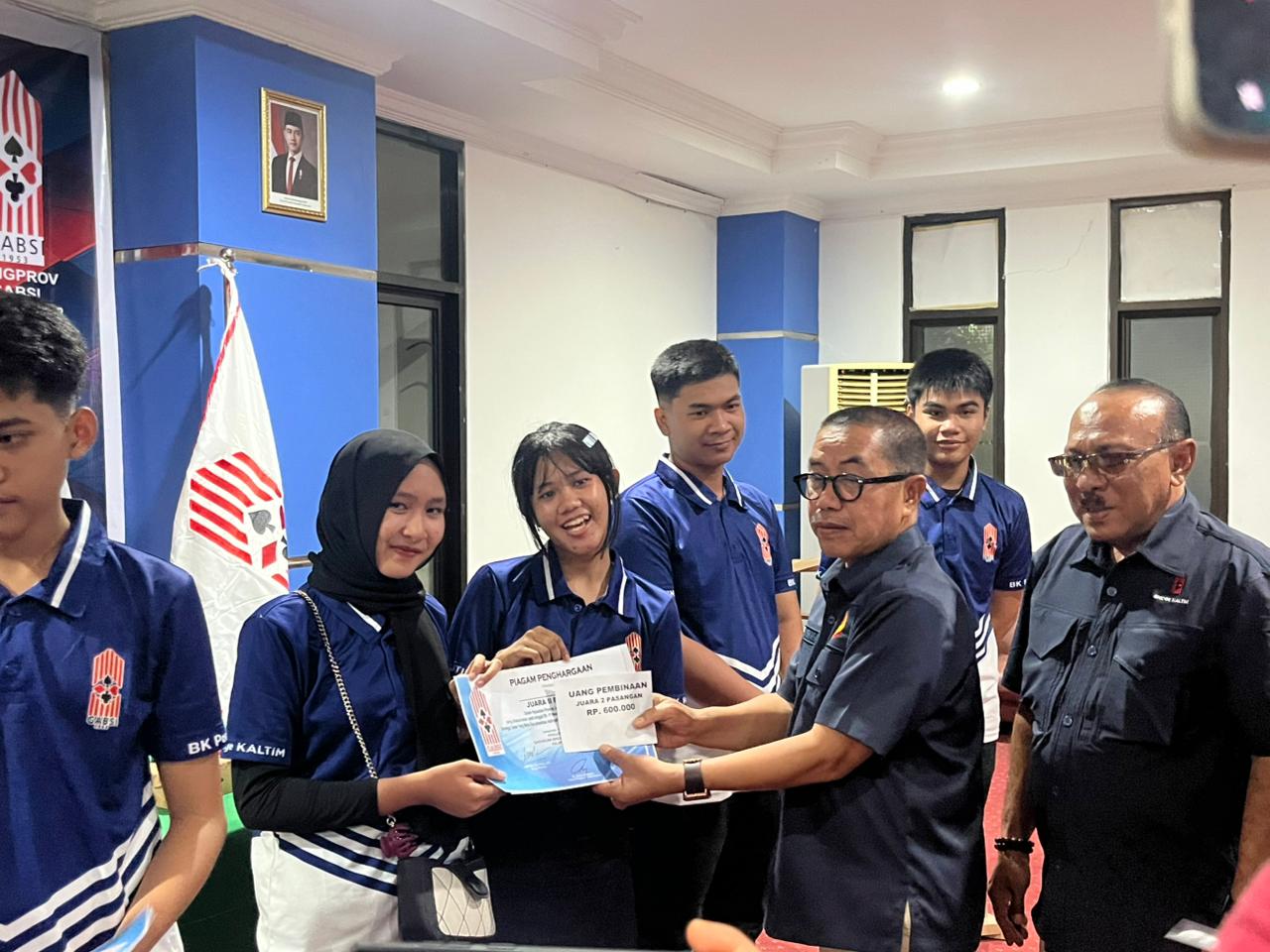 Ketua KONI Kaltim Rusdiansyah Aras didampingi Wakil Ketua Gabsi Kaltim, Akhmad Albert, menyerahkan hadiah berupa uang pembinaan kepada para atlet.