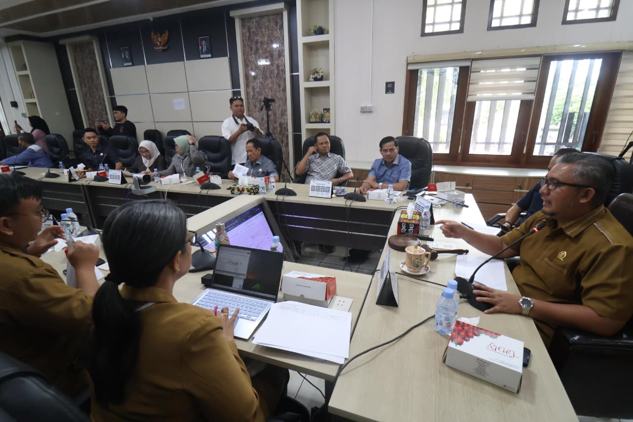 Rapat Finalisasi Propemperda 2026 di Ruang Rapat Gabungan DPRD Balikpapan, Selasa (11/11). (FOTO ANGGI PRADITHA/KP_