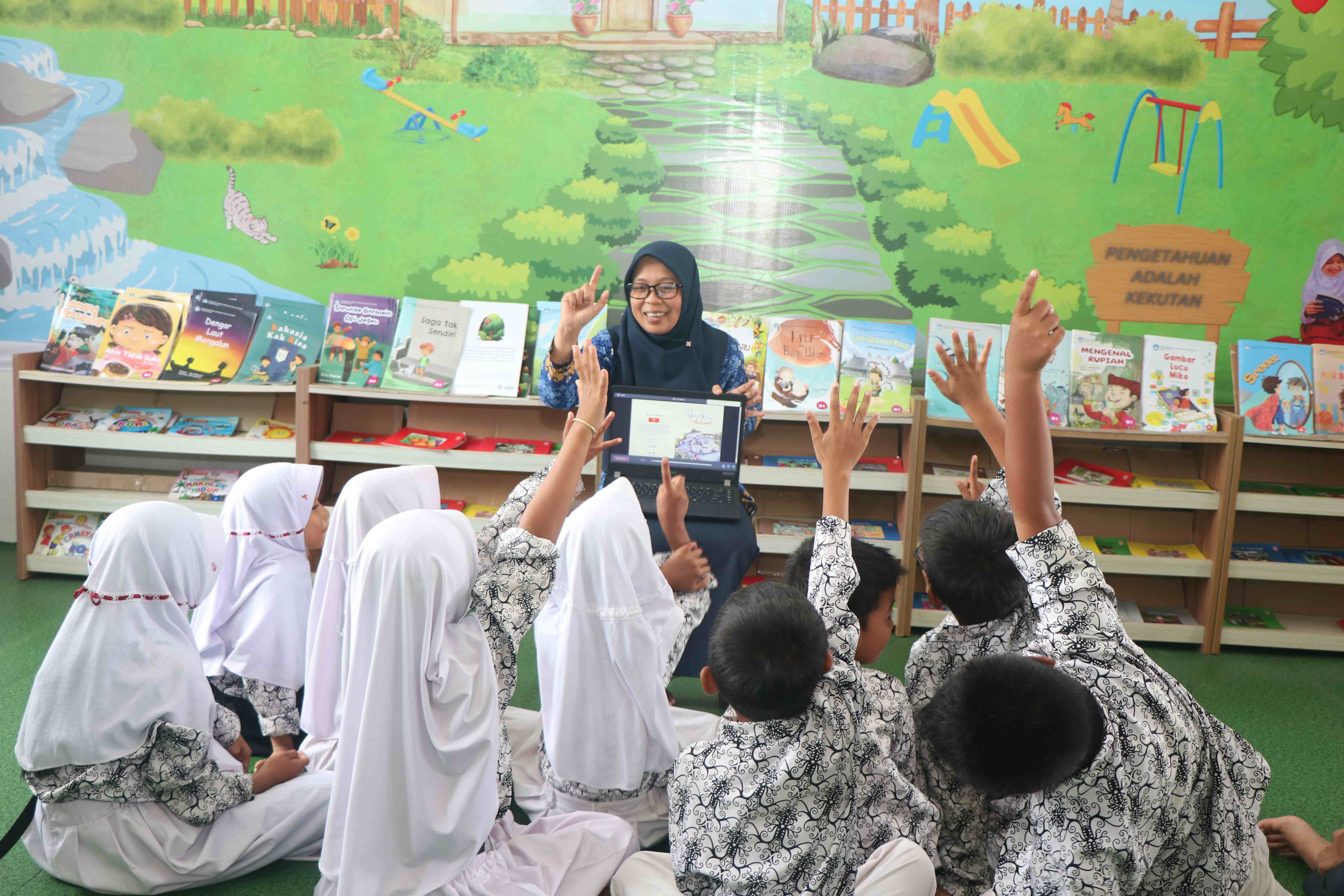 Andi Kartini bersama murid saat proses belajar mengajar di SD 015 Marang Kayu.(FOTO TANOTO FOUNDATION)