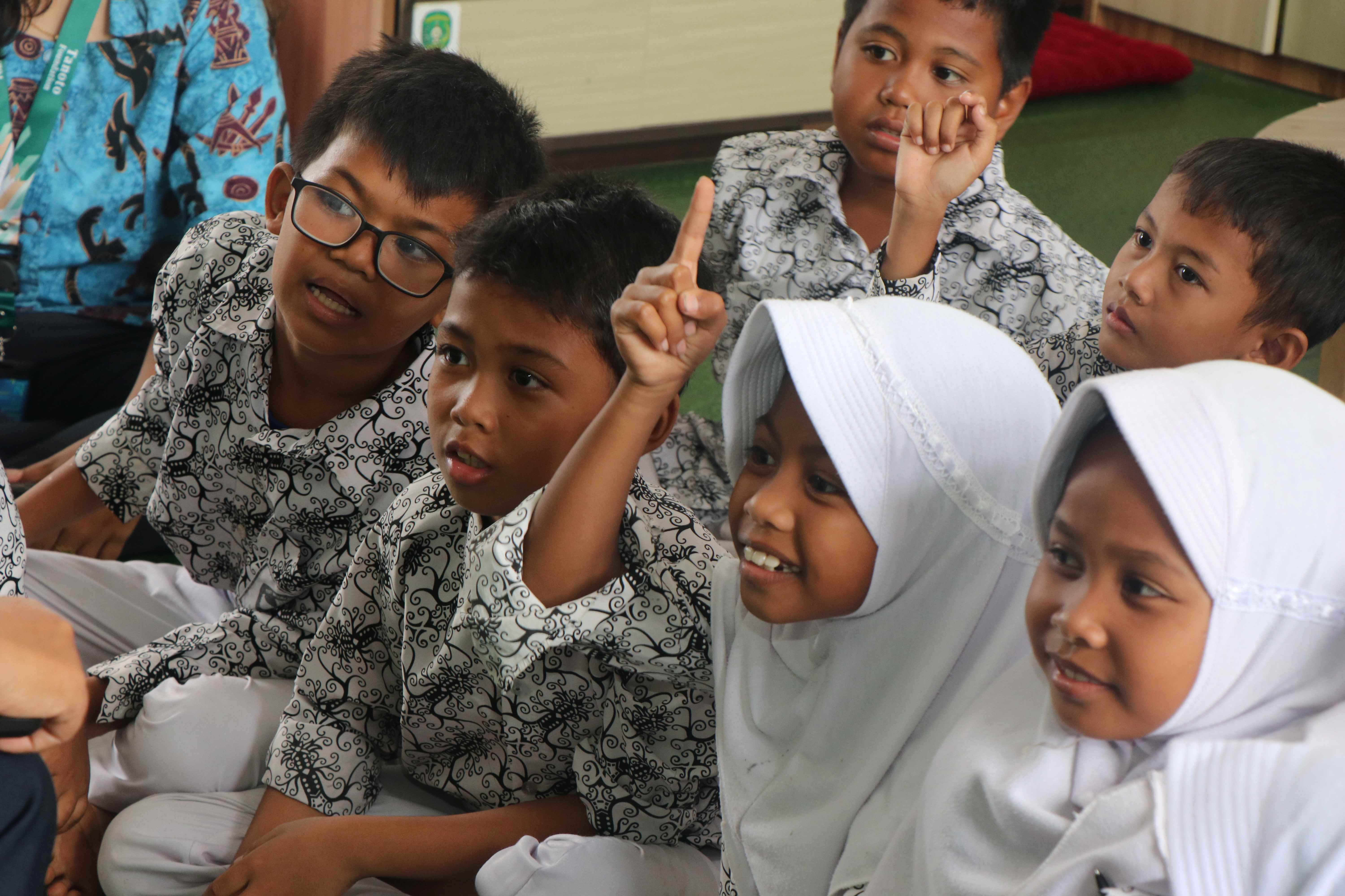 Para murid SD 015 Marang Kayu kini lebih antusias belajar di perpustakaan. (FOTO TANOTO FOUNDATION)
