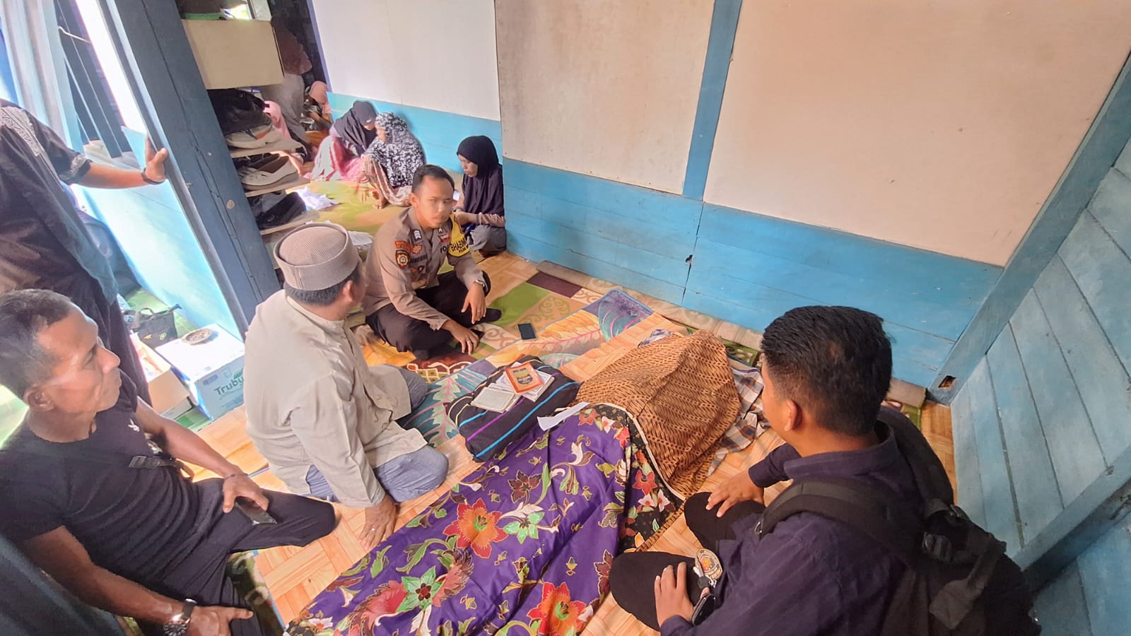 Jenazah S, warga Desa Tepian Batang, Kecamatan Tanah Grogot  yang ditemukan meninggal di kebun diserahkan ke keluarga.