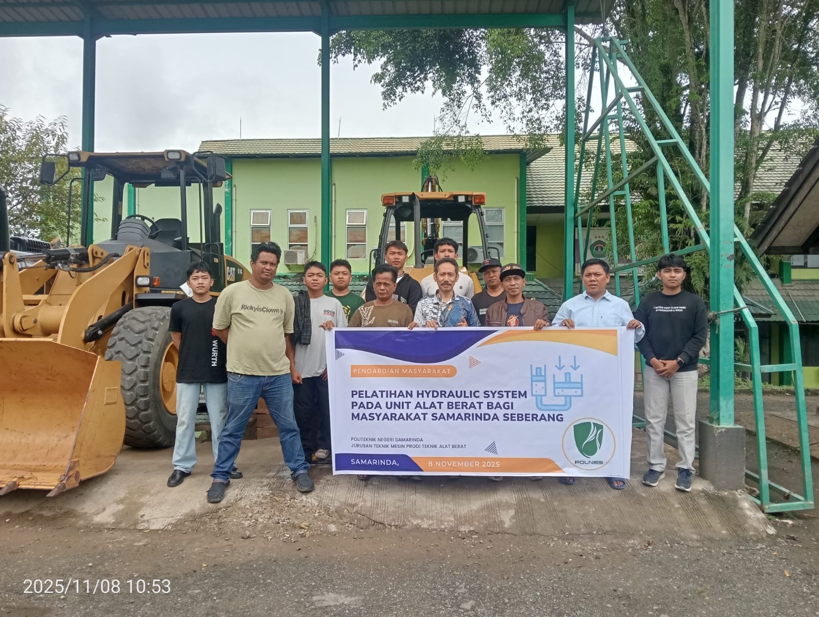 Munawir (dua kanan) bersama para pemuda Samarinda Seberang dalam pelatihan sistem hidrolik pada unit alat berat. (FOTO AKBAR/KP)