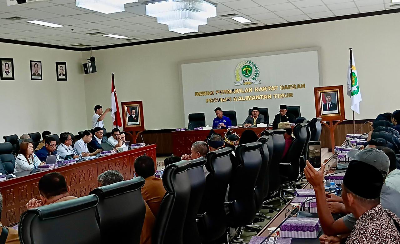 MENDENGARKAN SUARA MASYARAKAT: Pihak PTPN IV Regional V saat rapat dengar pendapat dengan masyarakat dan DPRD Kaltim, Senin (10/11/2025).