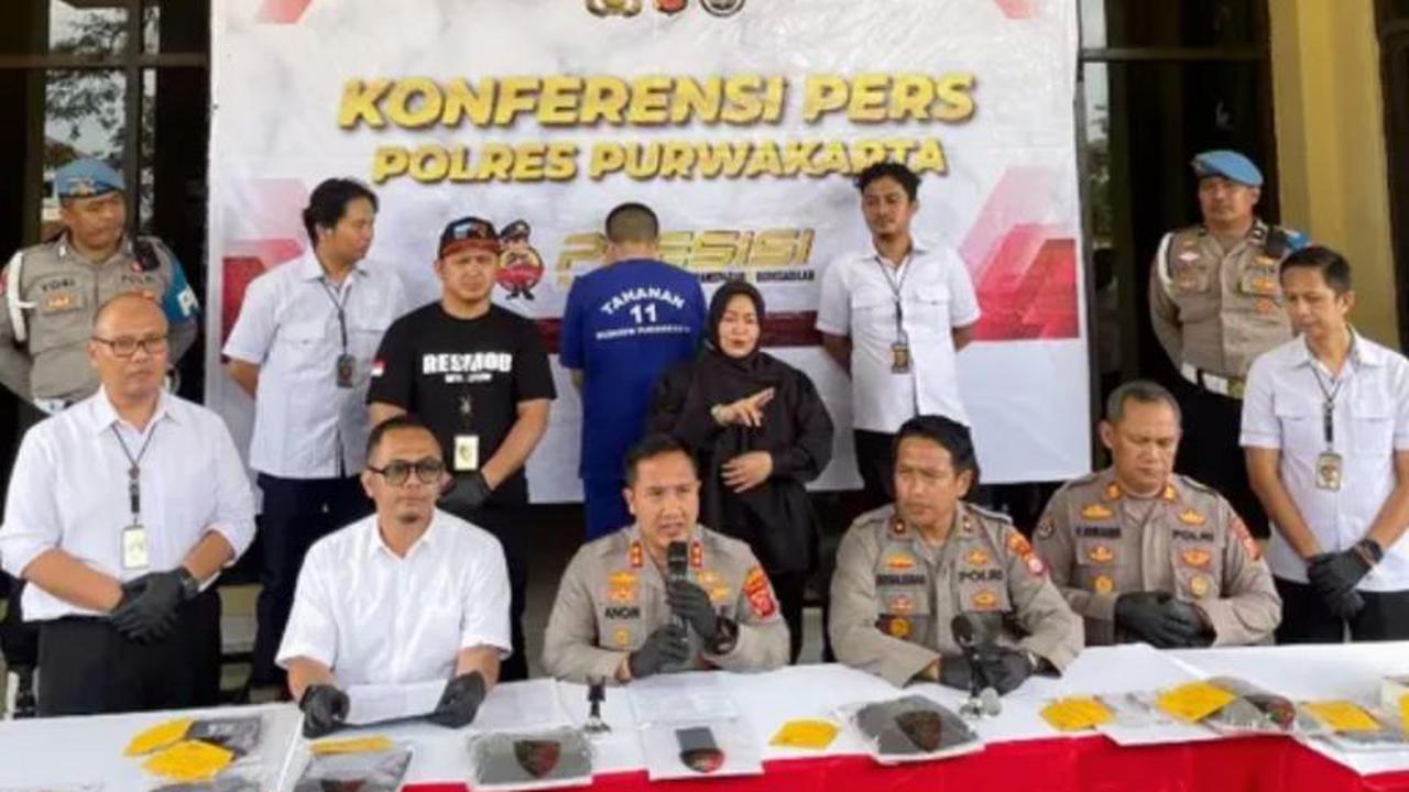 MAHASISWA: Polres Purwakarta saat menggelar jumpa pers terkait penangkapan seorang mahasiswa yang diduga mencabuli dan membunuh pelajar putri sebuah SMP.