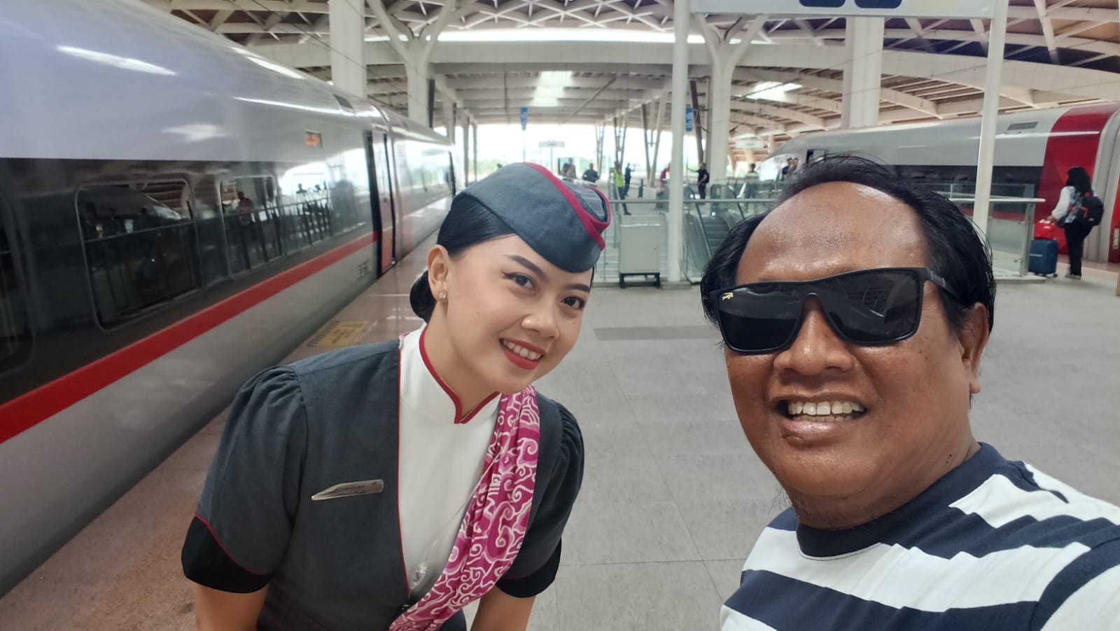 WHOSSH: Suyono, wartawan Balikpapan Pos (Kaltim Post Grup) sempat menjajal dengan menaiki Kereta Api Cepat Whossh, yang saat ini sedang diselidiki KPK. Suyono sempat foto bersama masinis perempuan.