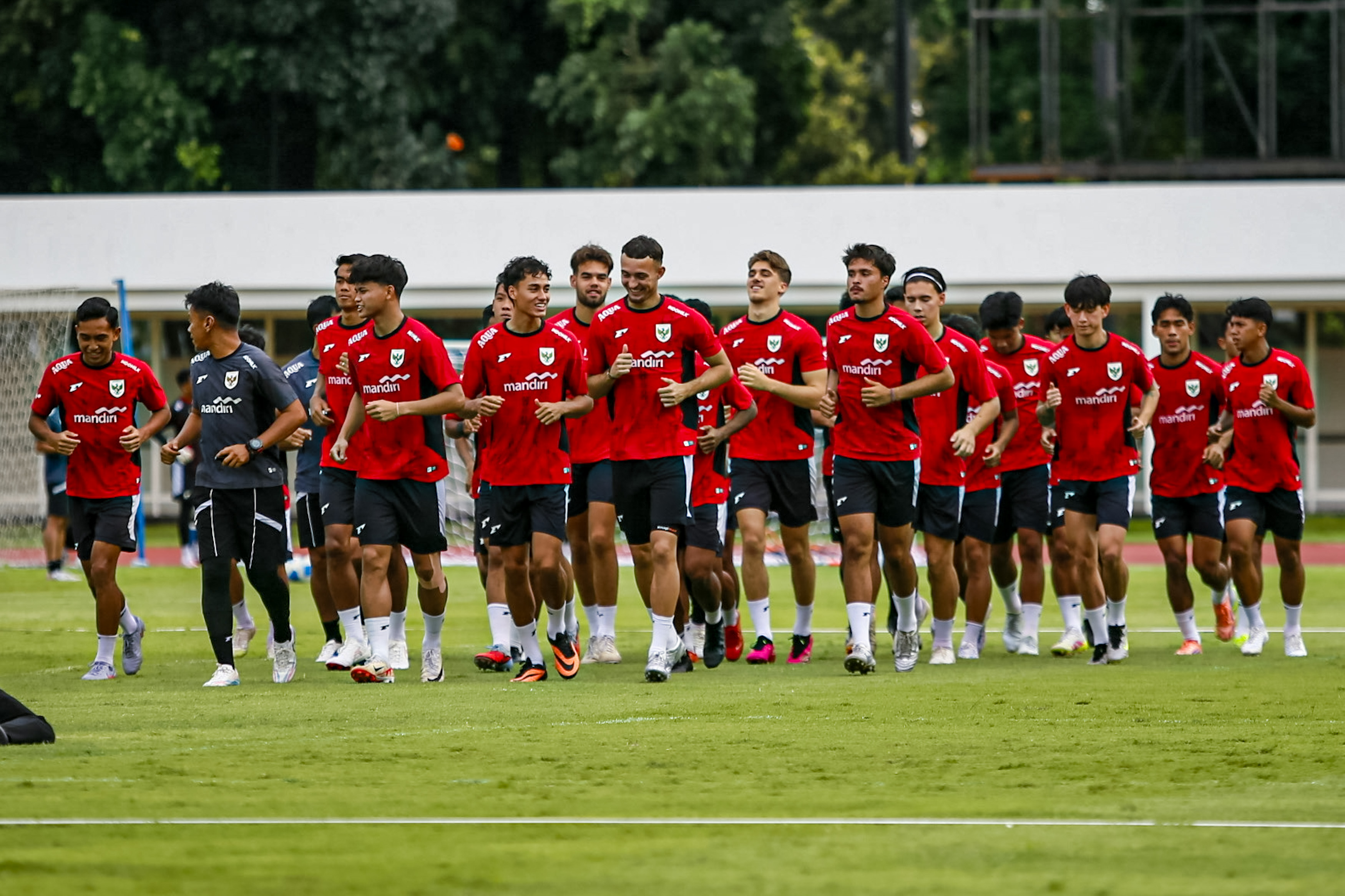 Sejumlah pemain Timnas U-23 mengikuti sesi latihan di Stadion Madya, Kompleks GBK, Jakarta, Selasa (11/11/2025). Latihan tersebut digelar sebagai persiapan jelang Sea Games.
