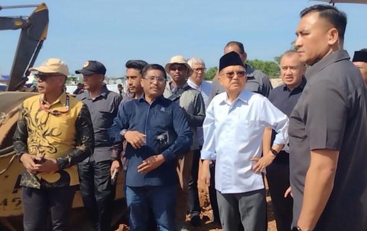 Jusuf Kalla saat meninjau lahan sengketa di kawasan Tanjung Merdeka, Makassar, didampingi sejumlah pihak terkait. (FOTO: IST)