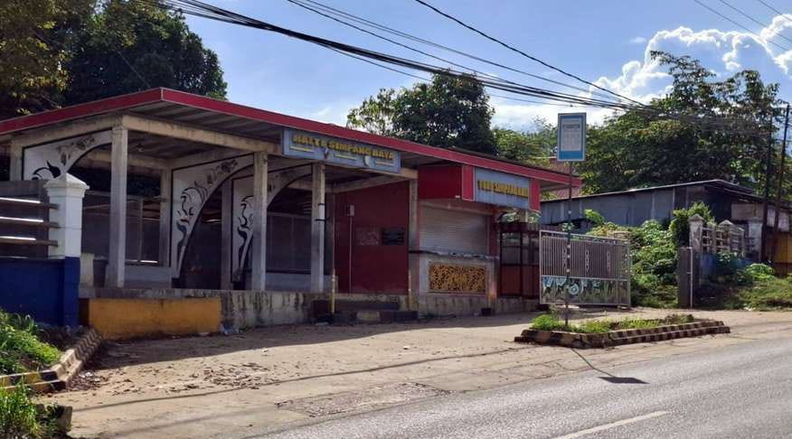 TAK MAKSIMAL: Salah satu halte bus yang dibangun tapi tidak difungsikan maksimal yang ada di kawasan SMP 1 Barong Tongkok.&nbsp;