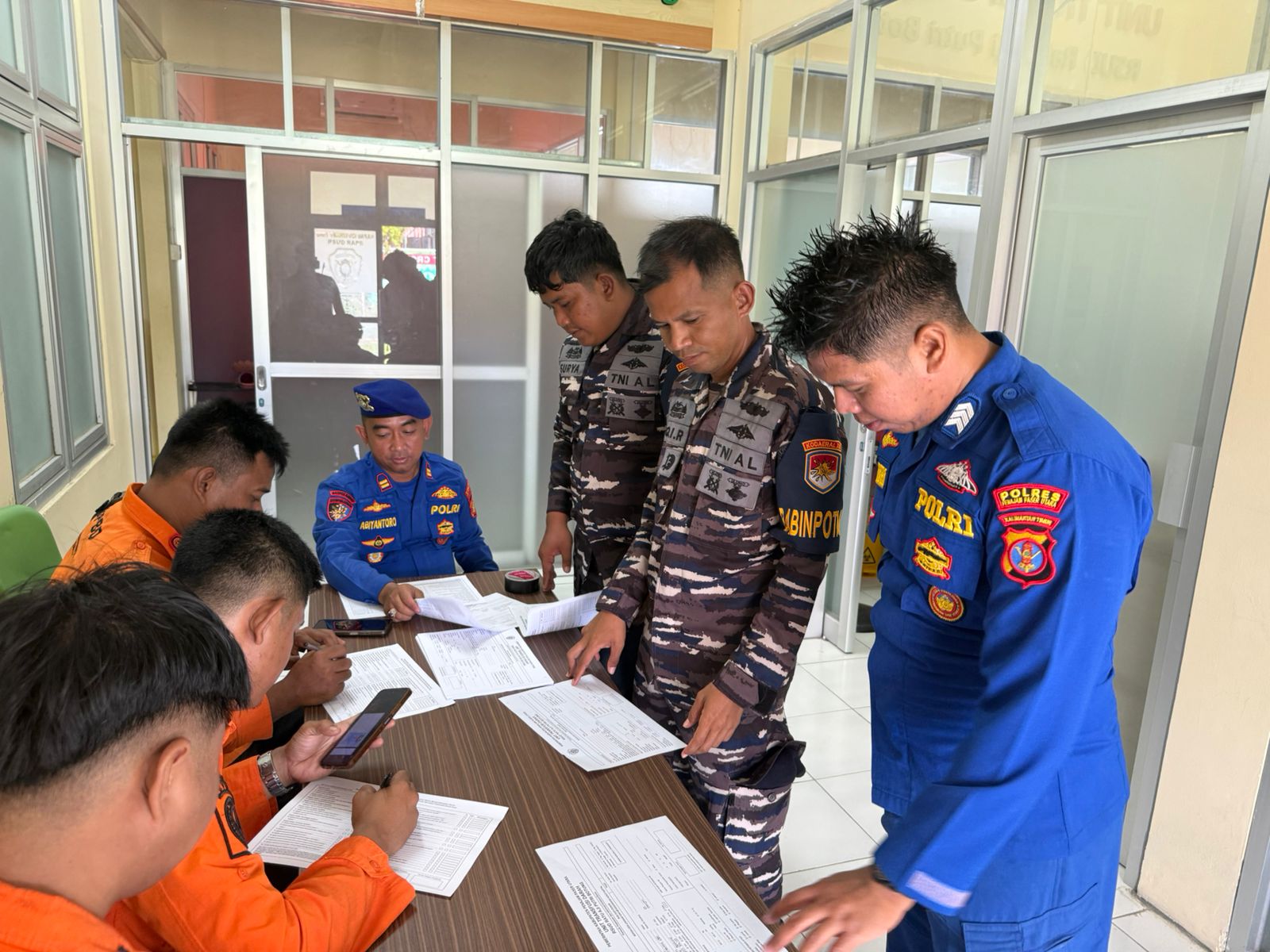 DONOR DARAH: Peserta donor darah saat mengisi formulir kesediaan mendonorkan darahnya untuk kemanusiaan di RSUD RAPB PPU.