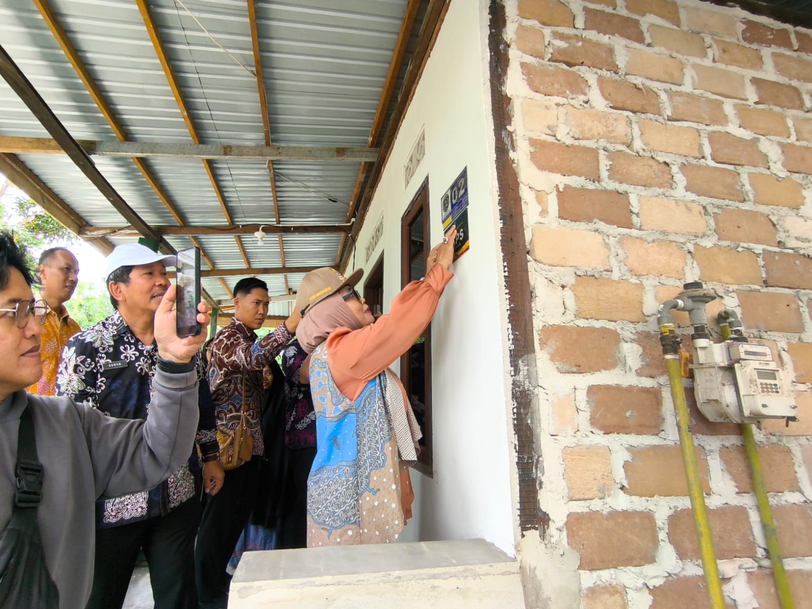 DATANGI WARGA: Wali Kota Bontang meninjau hunian warga yang mendapatkan bantuan melalui program BSPS. FOTO: ADIEL KUNDHARA/KP